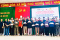 Trao 500 suất quà hỗ trợ người dân 2 xã Phù Cát và Hội Sơn.