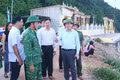 Chủ tịch UBND tỉnh Phạm Anh Tuấn kiểm tra công tác chống bão tại thôn Phú Hòa, xã Phù Mỹ Bắc. Ảnh: Q.T
