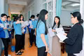 Thí sinh được kiểm tra thông tin trước khi vào phòng thi. Ảnh: Đ.T