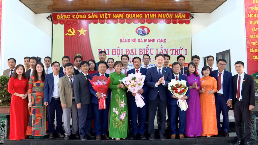 ban-chap-hanh-dang-bo-xa-mang-yang-khoa-i-nhiem-ky-2025-2030-ra-mat-nhan-nhiem-vu.jpg