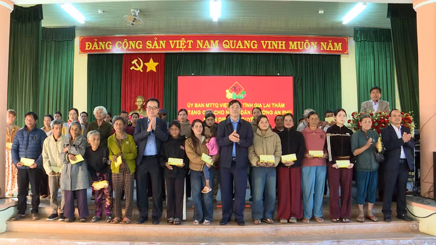 dong-chi-tran-minh-son-trao-qua-cho-cac-ho-ngheo-ho-co-hoan-canh-kho-khan-tren-dia-ban-phuong-an-phu.jpg