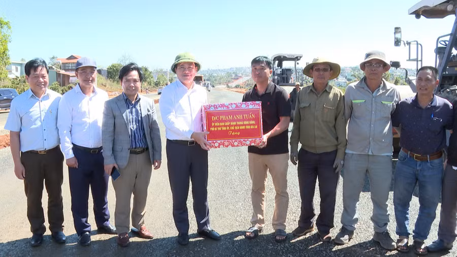 dong-chi-pham-anh-tuan-dong-vien-va-tang-qua-chuc-tet-doi-ngu-cong-nhan-dang-lam-viec-tai-du-an-duong-nguyen-van-linh.jpg