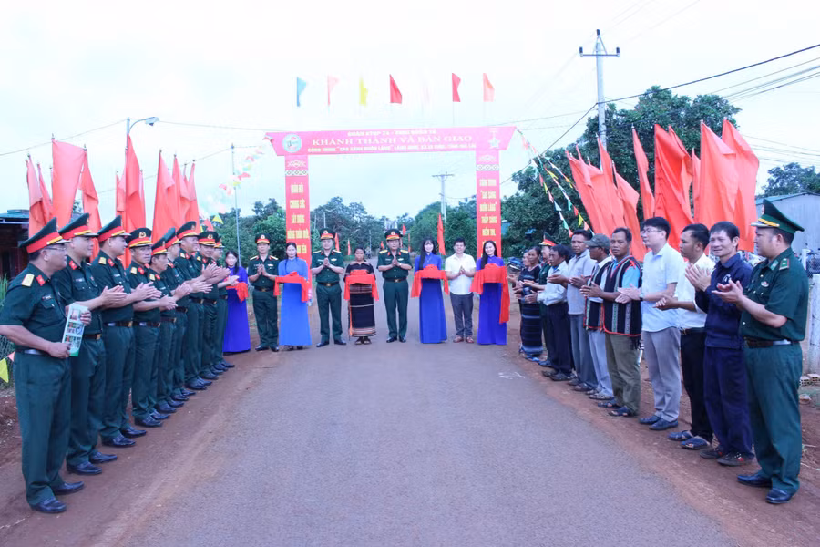 doan-kinh-te-quoc-phong-74-khanh-thanh-ban-giao-cong-trinh-22sao-sang-buon-lang22-tai-lang-kom.jpg