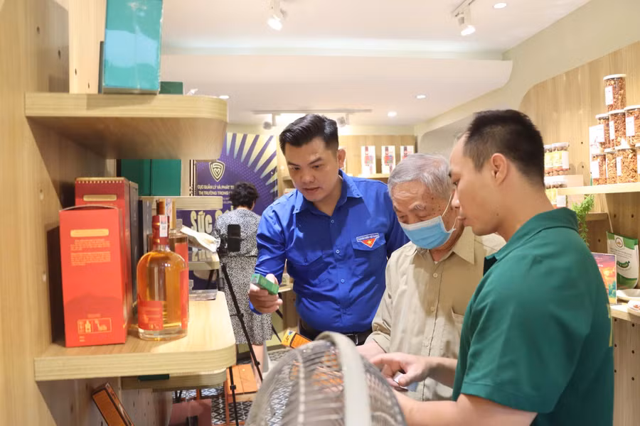 ong-pham-hong-hiep-uy-vien-ban-thuong-vu-trung-uong-doan-pho-chu-tich-uy-ban-mat-tran-to-quoc-viet-nam-tinh-gia-lai-bi-thu-tinh-doan-gia-lai-gioi-thieu-ve-cac-san-pham.jpg