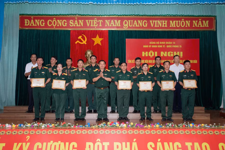 dang-uy-doan-ktqp-75-khen-thuong-tap-the-ca-nhan-co-thanh-tich-xuat-sac-trong-thuc-hien-nghi-quyet-so-38.jpg