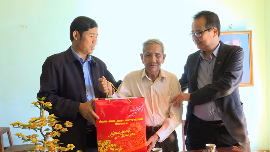 pho-chu-tich-thuong-truc-uy-ban-mttq-viet-nam-tinh-gia-lai-tham-tang-qua-gia-dinh-chinh-sach.jpg