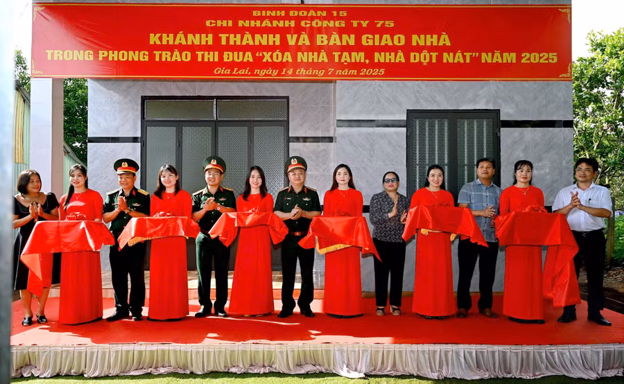 thieu-tuong-hoang-van-sy-tu-lenh-binh-doan-15-cat-bang-khanh-thanh-nha-moi.jpg