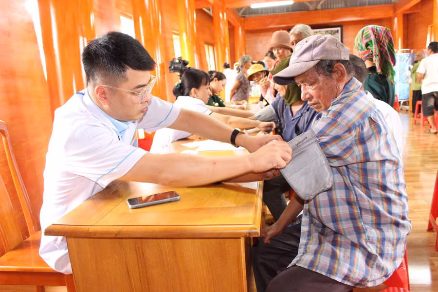 cac-y-bac-si-kham-benh-cap-thuoc-mien-phi-cho-nguoi-dan.jpg