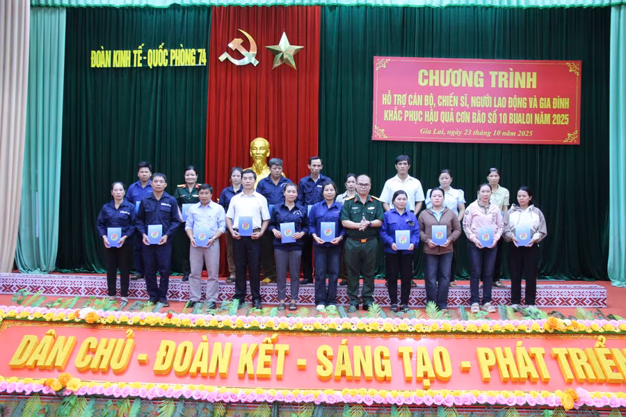 dai-ta-dau-thien-luong-doan-truong-doan-kinh-te-quoc-phong-74-trao-tien-ho-tro-cac-gia-dinh.jpg