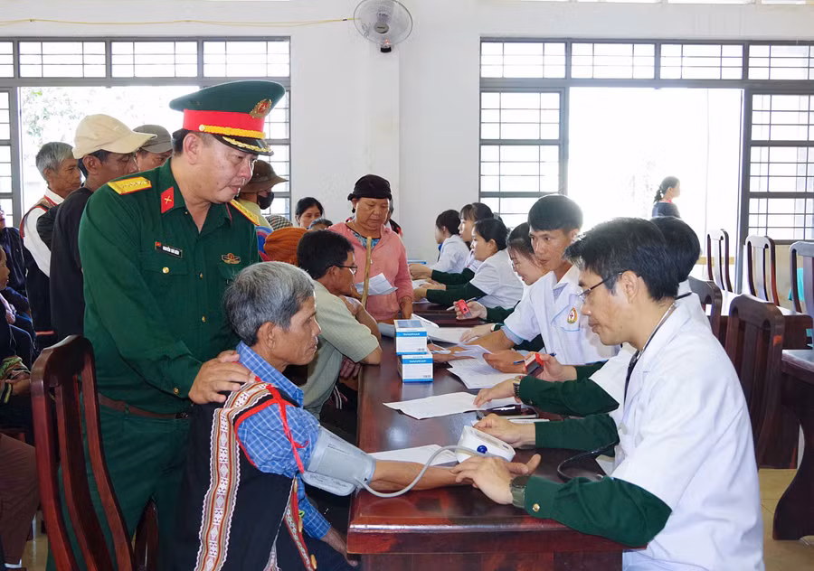 y-bac-sy-kham-benh-cho-nguoi-dan.jpg