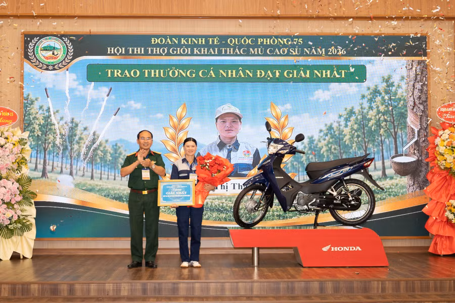 trung-ta-duong-kim-tuan-doan-truong-doan-kinh-te-quoc-phong-75-trao-giai-nhat-ca-nhan-va-danh-hieu-ban-tay-vang-tang-tuyen-thu-vo-thi-thanh.jpg