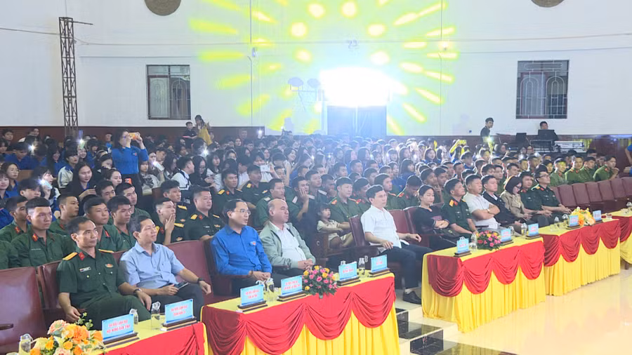 cac-dai-bieu-cung-dong-dao-khan-gia-theo-doi-chuong-trinh-nghe-thuat.jpg