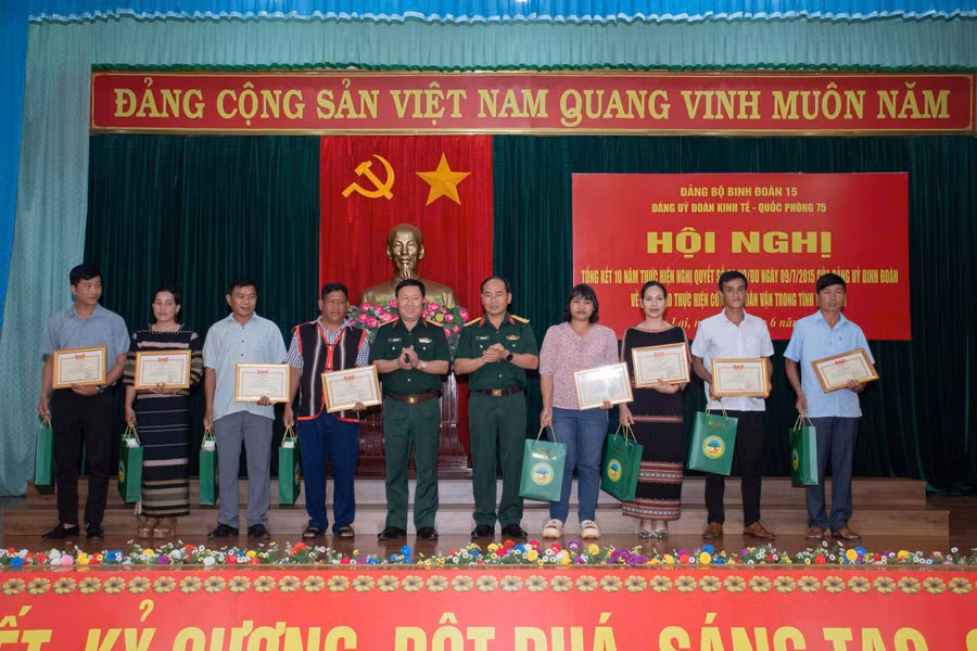 khen-thuong-can-bo-thon-lang-va-cac-cap-ho-gan-ket-tieu-bieu.jpg