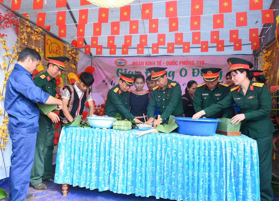 dai-ta-khuat-ba-cao-bi-thu-dang-uy-pho-tu-lenh-binh-doan-15-tham-gia-goi-banh-chung-cung-ba-con.jpg