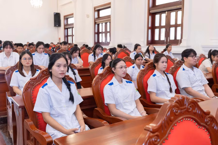 cac-hoc-vien-tham-du-khai-giang.jpg