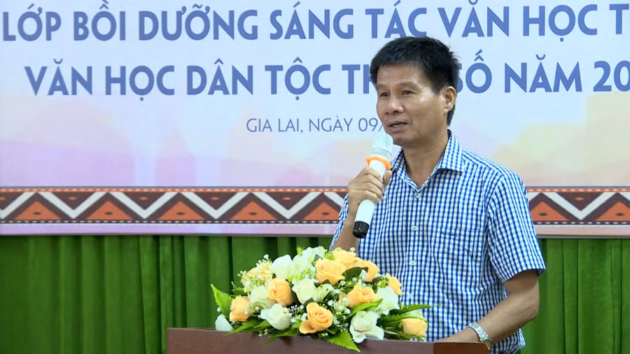 anh-2-nghe-sy-uu-tu-dang-cong-hung-pho-chu-tich-phu-trach-hoi-van-hoc-nghe-thuat-gia-lai-phat-bieu-tai-lop-boi-duong-anh-huy-toan.jpg