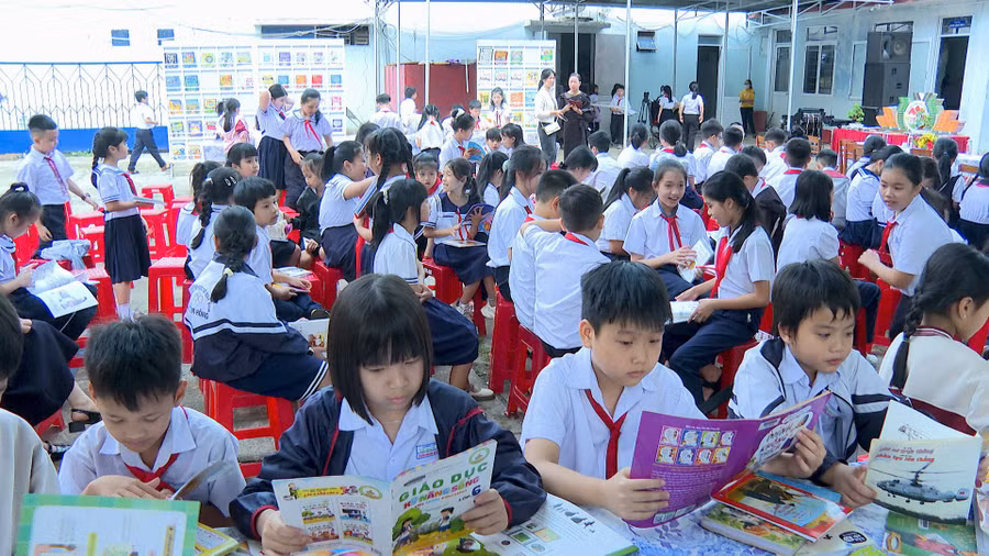 cac-em-hoc-sinh-doc-sach-tai-chuong-trinh.jpg