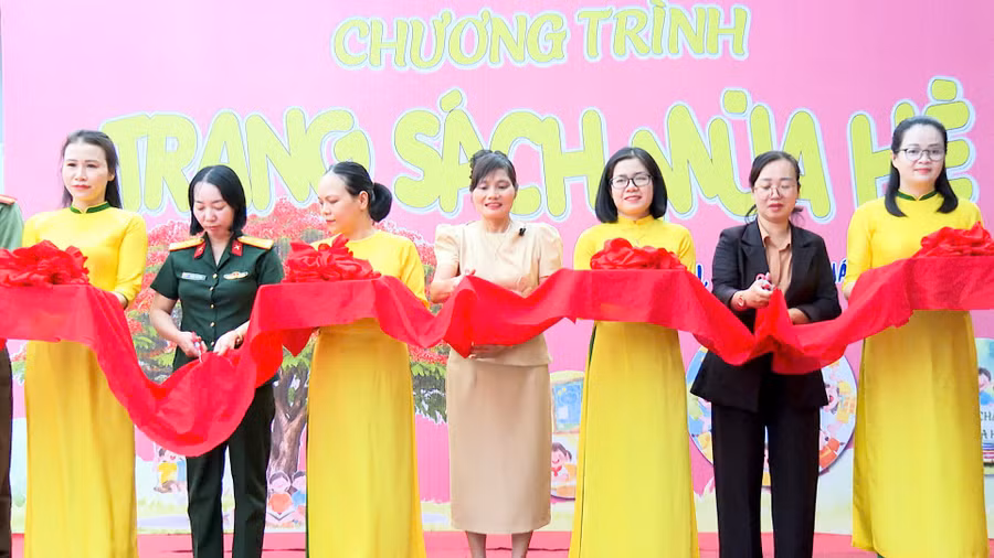 cac-dai-bieu-cat-bang-khai-mac-chuong-trinh-trang-sach-mua-he.jpg