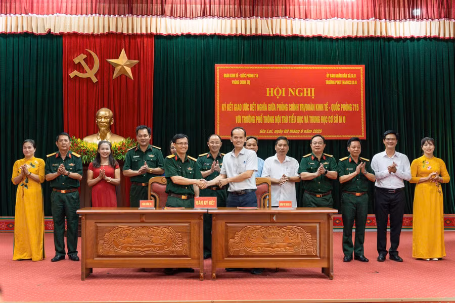 phong-chinh-tri-doan-ktqp-715-ky-giao-uoc-ket-nghia-voi-truong-pho-thong-noi-tru-ththcs-ia-o.jpg