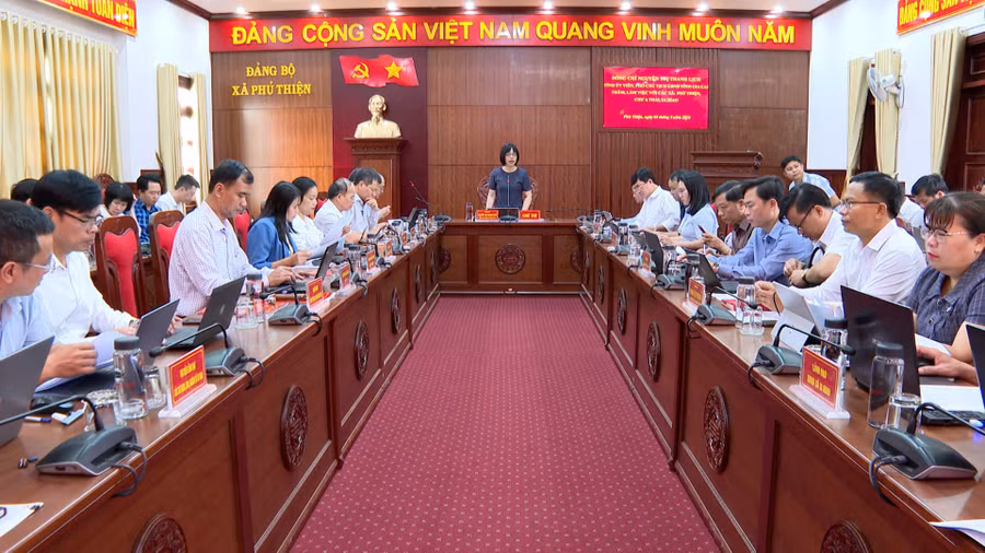 pho-chu-tich-ubnd-tinh-nguyen-thi-thanh-lich-lam-viec-voi-cac-xa-phu-thien-chu-a-thai-ia-hiao.jpg