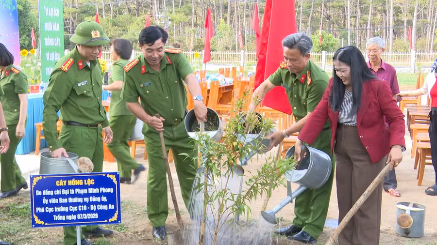 lanh-dao-trai-giam-gia-trung-va-lanh-dao-xa-hra-tham-gia-trong-cay-tai-khuon-vien-ubnd-xa-hra.jpg