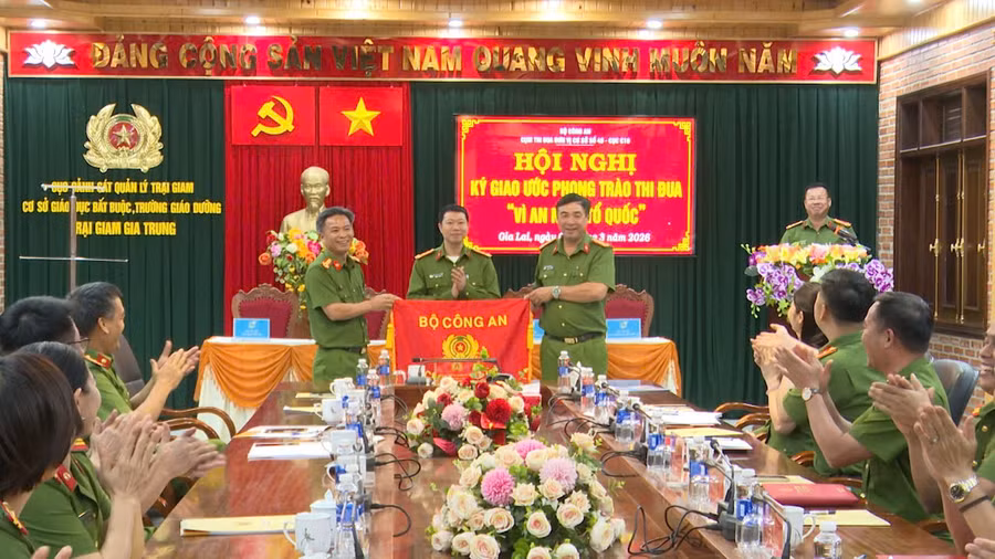 lanh-dao-trai-giam-gia-trung-nhan-co-luan-luu-cum-truong-cum-thi-dua-nam-2026.jpg