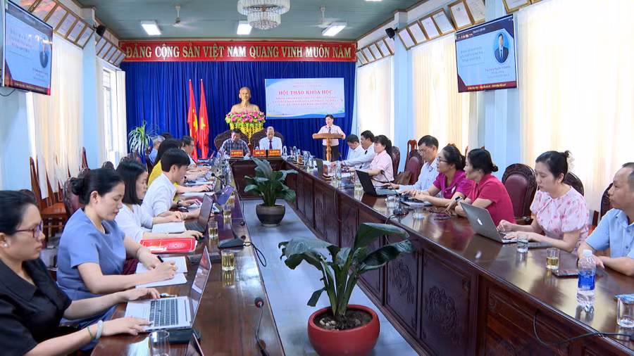 toan-canh-hoi-thao.jpg