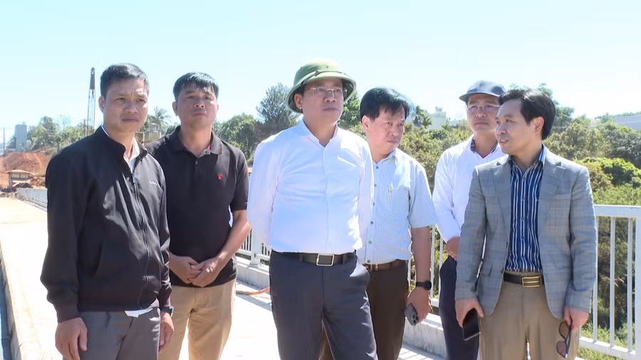 chu-tich-ubnd-tinh-pham-anh-tuan-kiem-tra-tien-do-thi-cong-du-an-duong-nguyen-van-linh.jpg