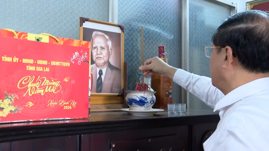 chu-tich-pham-anh-tuan-dang-huong-dong-chi-nay-phin-nguyen-chu-tich-uy-ban-hanh-chinh-khang-chien.jpg