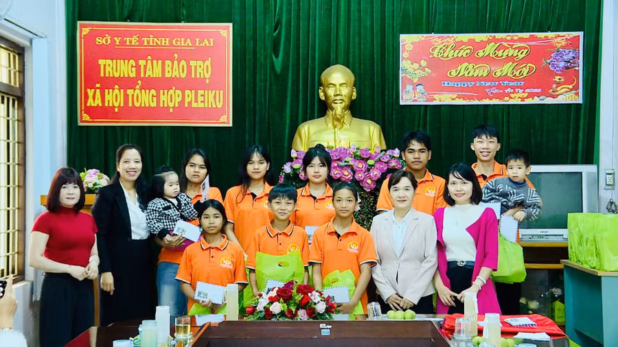 ba-ksor-hien-pho-giam-doc-so-y-te-ao-den-ben-trai-tang-qua-cho-cac-em-co-hoan-canh-dac-biet-tai-trung-tam-bao-tro-xa-hoi-tong-hop-pleiku.jpg