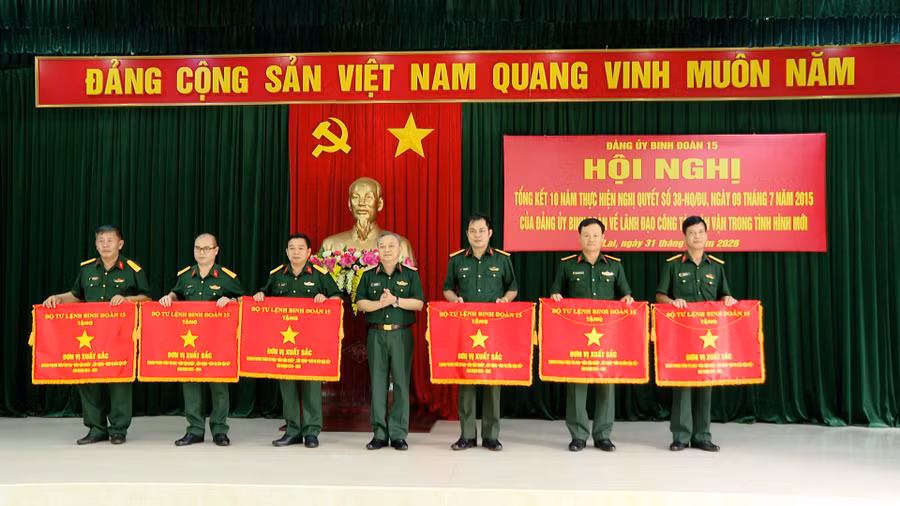 thieu-tuong-hoang-van-sy-trao-co-don-vi-xuat-sac-trong-phong-trao-thi-dua-22dan-van-kheo-xay-dung-don-vi-dan-van-tot-giai-doan-2015-2025-tang-cac-tap-the.jpg