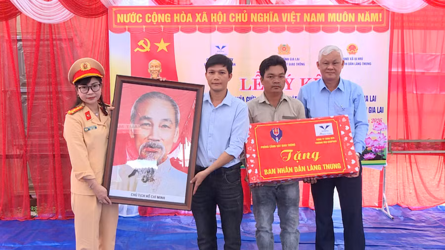 trao-qua-cho-ban-nhan-dan-lang-tnung.jpg