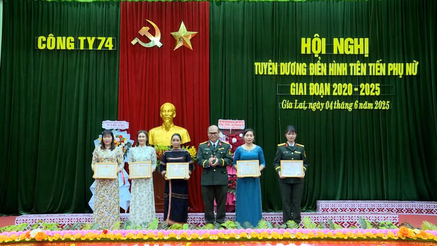 thuong-ta-dau-thien-luong-giam-doc-cong-ty-74-trao-thuong-cho-cac-tap-the.jpg