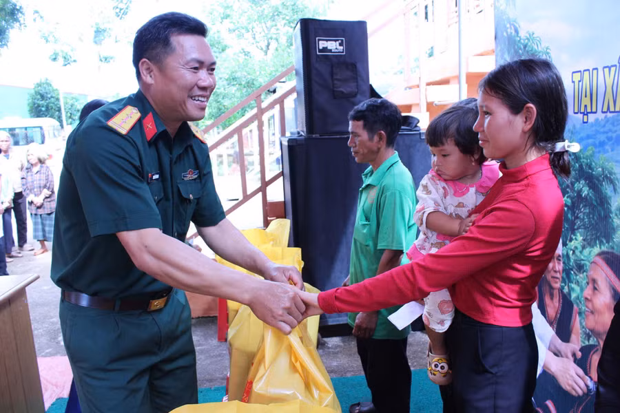 lanh-dao-doan-kinh-te-quoc-phong-74-tang-qua-cho-cac-doi-tuong-chinh-sach.jpg