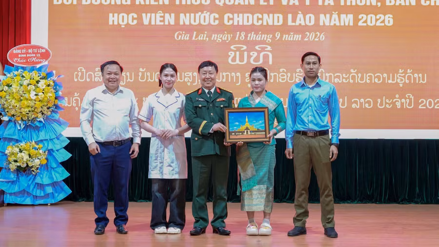 hoc-vien-lao-tang-qua-luu-niem-cho-lanh-dao-binh-doan-15.jpg