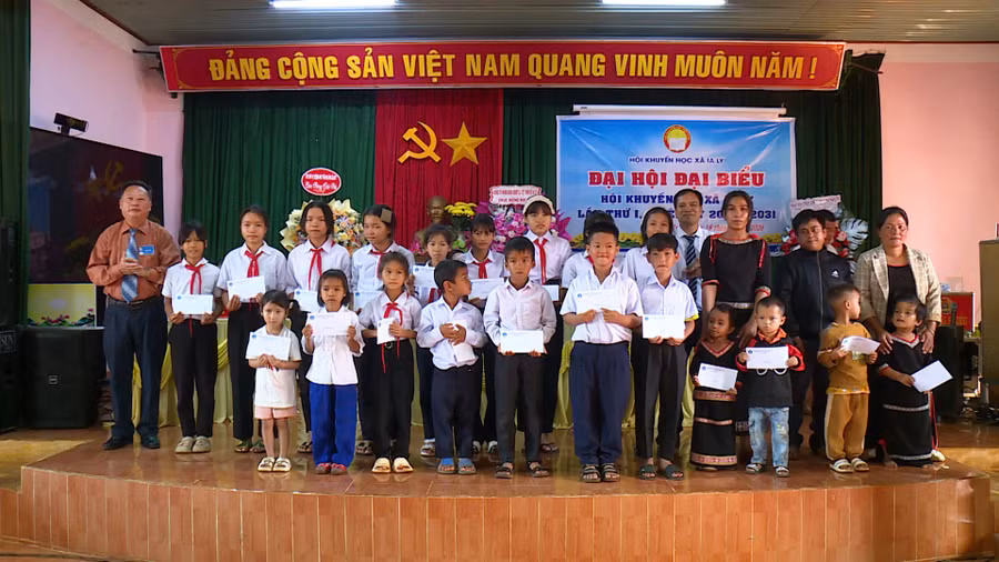 hoi-khuyen-hoc-tinh-gia-lai-tang-hoc-bong-cho-cac-em-hoc-sinh-co-hoan-canh-kho-khan.jpg
