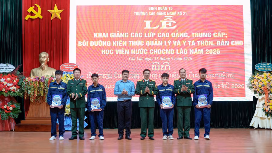 lanh-dao-truong-cao-dang-nghe-so-21-tang-hoc-bong-cho-hoc-sinh-kho-khan.jpg