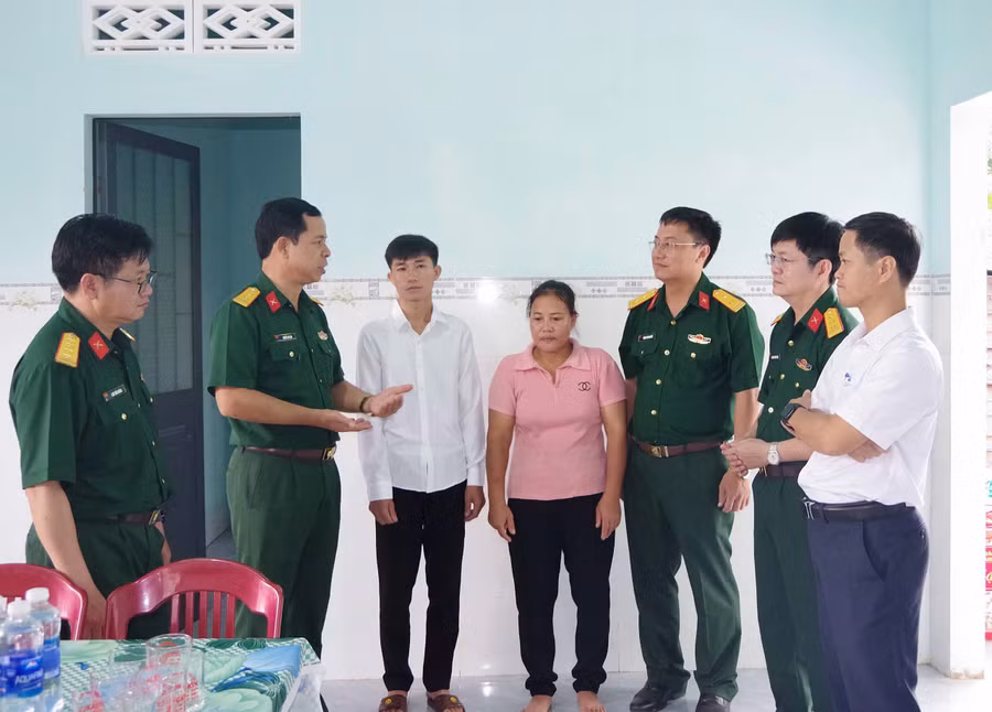 dai-ta-khuat-ba-cao-va-lanh-dao-chi-nhanh-716-tham-va-chia-vui-cung-cac-gia-dinh-vua-hoan-thanh-ngoi-nha-moi.jpg
