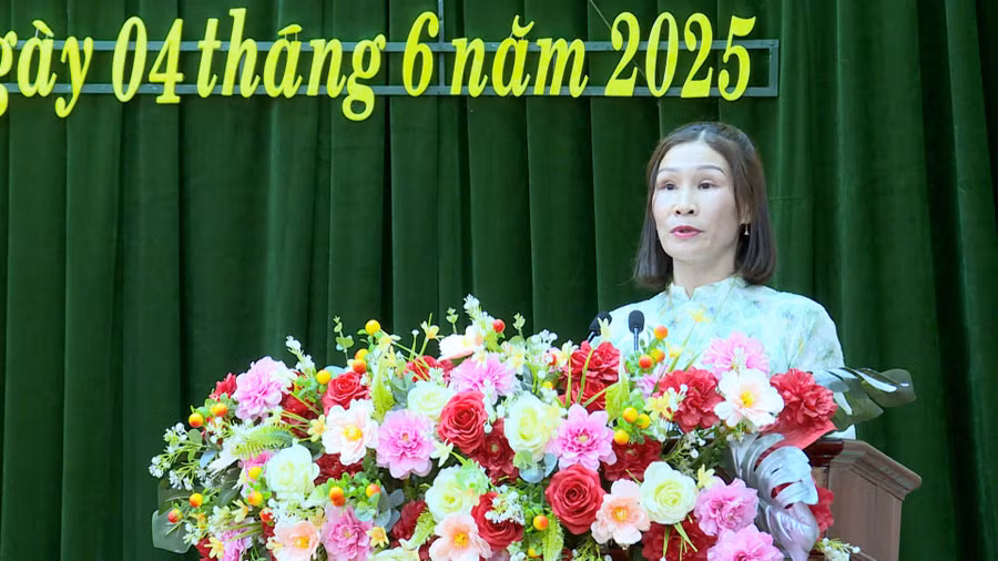 anh-3-dong-chi-ho-thi-huong-chi-hoi-truong-chi-hoi-phu-nu-doi-6-cong-ty-74-dai-dien-cho-cac-hoi-vien-uu-tu-phat-bieu.jpg