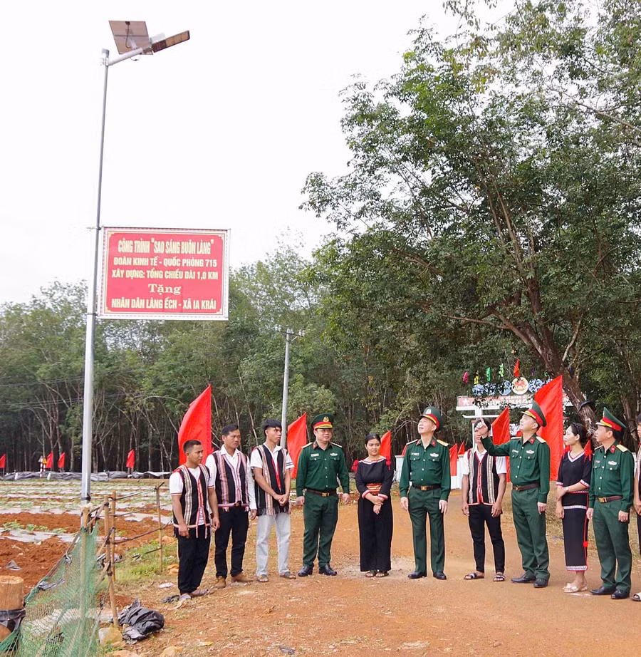 lanh-dao-doan-kinh-te-quoc-phong-715-va-nguoi-dan-ben-he-thong-den-nang-luong-mat-troi-vua-dua-vao-su-dung.jpg