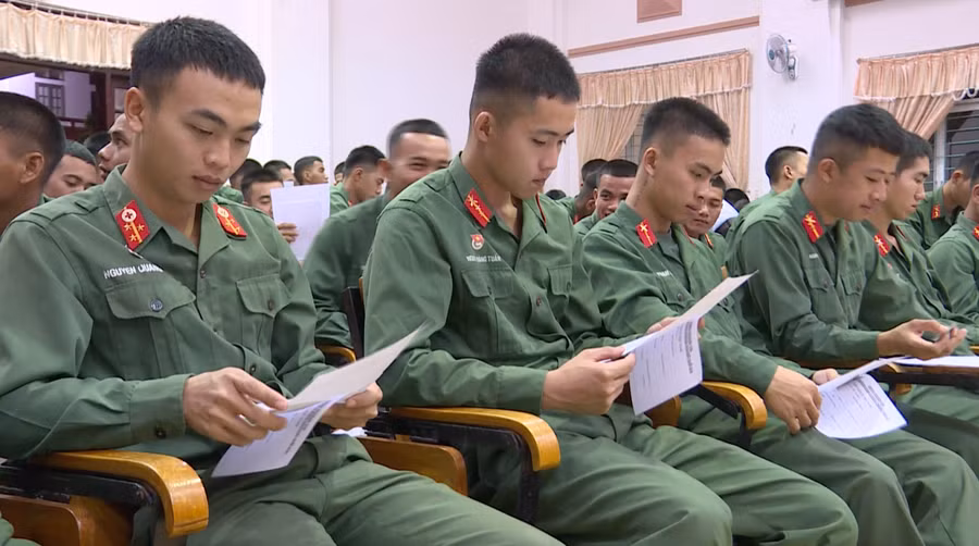 cac-chien-si-nghien-cuu-thong-tin-tuyen-sinh-nganh-nghe-dao-tao-va-chinh-sach-ho-tro-cua-nha-truong.png