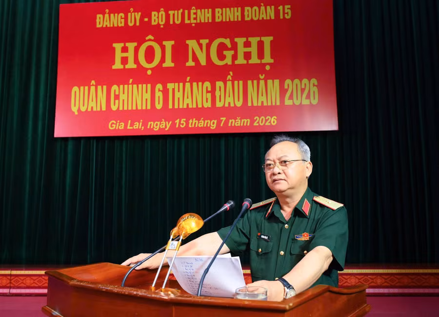 thieu-tuong-hoang-van-sy-pho-bi-thu-dang-uy-tu-lenh-binh-doan-15-phat-bieu-tai-hoi-nghi.jpg