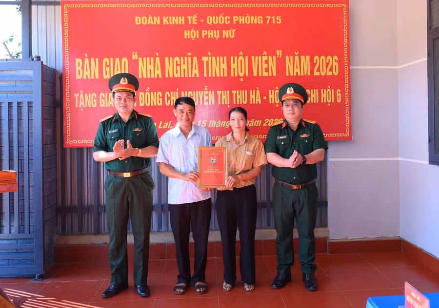 ban-giao-nha-nghia-tinh-hoi-vien-cho-chi-nguyen-thi-thu-ha.jpg