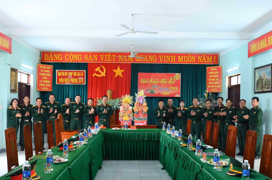 lanh-dao-binh-doan-15-chuc-tet-don-bien-phong-xa-ia-o.jpg