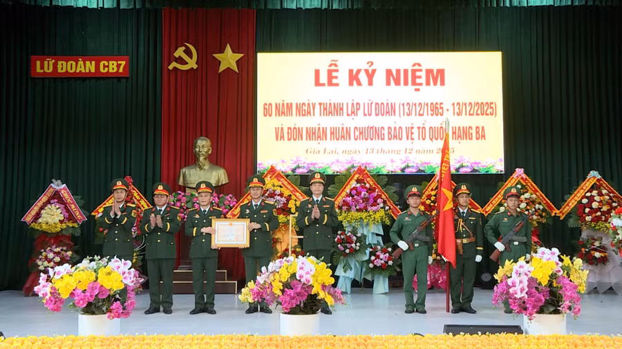 thua-uy-quyen-cua-chu-tich-nuoc-lanh-dao-quan-doan-34-trao-huan-chuong-bao-ve-to-quoc-hang-ba-cho-lu-doan-cong-binh-7-5520.jpg