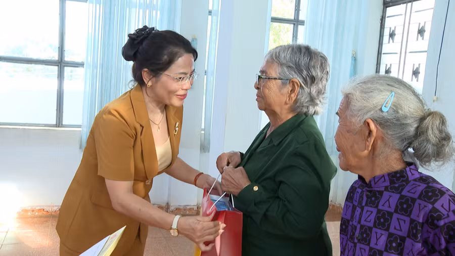 dong-chi-nguyen-thi-phong-vu-tang-qua-cho-nguoi-co-cong-voi-cach-mang-tai-xa-duc-co.jpg