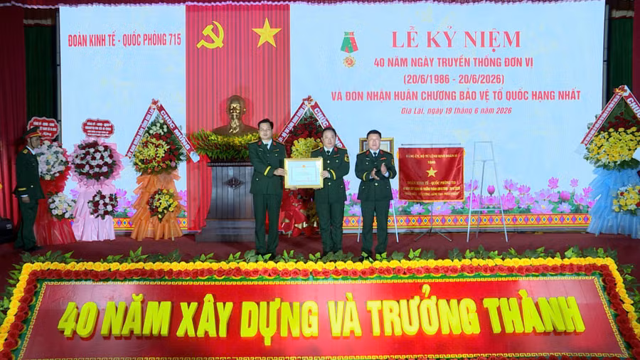 doan-kinh-te-quoc-phong-715-don-nhan-bang-khen-cua-chu-tich-ubnd-tinh-gia-lai.jpg