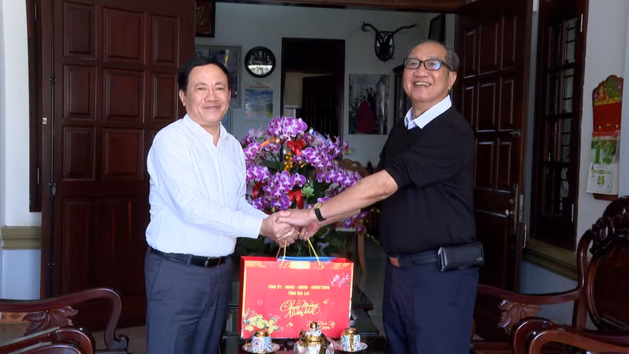 pho-bi-thu-tinh-uy-chu-tich-ubnd-tinh-pham-anh-tuan-tham-chuc-tet-dong-chi-nguyen-vy-ha.jpg