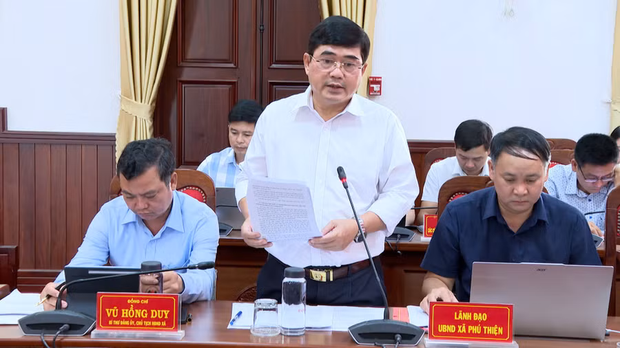 ong-nguyen-anh-tuan-chu-tich-ubnd-xa-phu-thien-bao-cao-tinh-hinh-kinh-te-xa-hoi-tai-dia-phuong.jpg