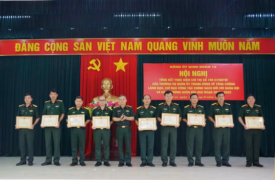 trao-bang-khen.jpg
